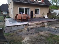 Bau einer Terrasse mit Abmauerung zum Niveauausgleich zum Garten